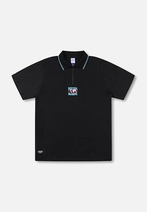 Mustast lühikeste varrukatega polo särk lukuga kraega, mille rinnal on värvikas logodisain ja kontrastsed helesinised detailid.