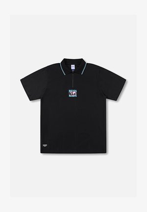 Mustast lühikeste varrukatega polo särk lukuga kraega, mille rinnal on värvikas logodisain ja kontrastsed helesinised detailid.