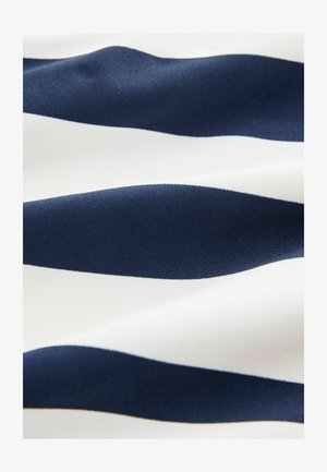 Navyblauw en wit gestreepte stof met een gladde textuur. De strepen wisselen van breedte, waardoor een gedurfde, contrasterende patroon ontstaat.