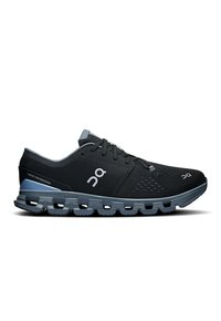 Czarne buty sportowe z oddychającą siateczką, szarymi akcentami i podeszwą z amortyzacją Cloudtec. Zawierają logo i system sznurowania.