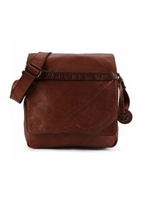 Borsa a tracolla marrone in pelle con chiusura a patta, tracolla regolabile e tasca frontale con zip. Presenta una superficie testurizzata e un dettaglio con ciondolo a forma di ancora.