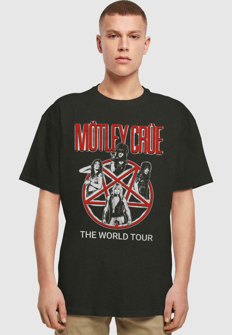 Sort bomulds T-shirt med et rødt og hvidt grafisk tryk af bandmedlemmerne foran et pentagram, med tekst der siger "MÖTLEY CRÜE THE WORLD TOUR."