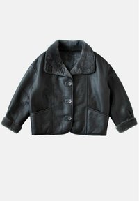 Zwarte leren cropped jas met een zachte grijze bontkraag en manchetten, voorzien van drie knopen en details van zijzakken. Gladde textuur.