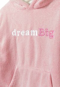 Felpa rosa in peluche con tasca a marsupio, ricamata con "dreamBig" in bianco e rosa chiaro. Tessuto morbido e design del cappuccio accogliente.