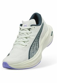 Scarpa da corsa Puma bianca e viola con dettagli blu scuro, tomaia in rete, chiusura con lacci e suola spessa e ammortizzata contrassegnata "NITRO".