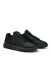 Schwarze Sneakers aus Leder mit glatter Oberfläche. Zu den Merkmalen gehören runde Schnürsenkel, ein durchbrochenes Design an der Zehenpartie und eine strukturierte Sohle.