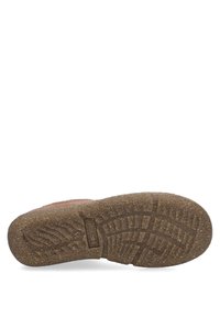 Suela de goma marrón con patrón de agarre texturizado, con un tacón curvado y un ligero arco para soporte. Sección superior de un tono rosa pálido visible.