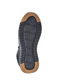 Zwarte rubberen schoenenzool met gestructureerde groeven en een patroonoppervlak, voorzien van een gumkleurige neuspunt voor grip en duurzaamheid.