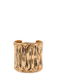 Pulsera de brazalete en tono dorado con un diseño texturizado que recuerda a líneas onduladas y acentos en negro. Presenta detalles de cuentas a lo largo de los bordes.
