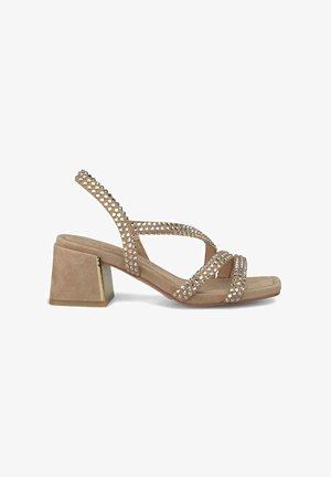 Sandali con tacco in suede beige, con cinturini incrociati decorati con strass, dotati di un tacco a blocco con un accento dorato e una soletta texture.