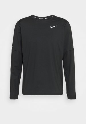 Schwarzes langärmeliges Sportshirt aus glattem Material, mit Rundhalsausschnitt und einem weißen Nike-Logo auf der linken Brust und dem Ärmel.
