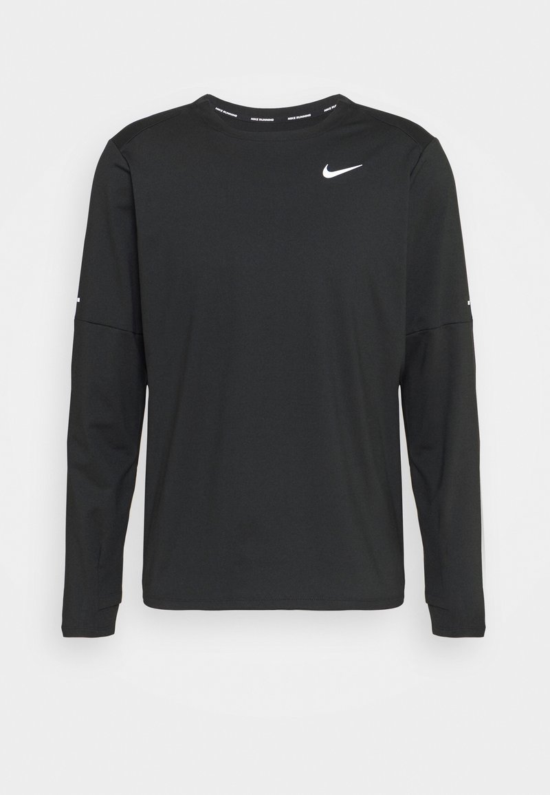 Svart långärmad träningsskjorta tillverkad av mjukt tyg, med rundad halsringning och en vit Nike-logotyp på vänster bröst och ärm.