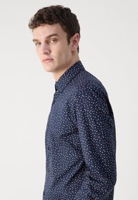 HUGO KENNO - Chemise - dark blue