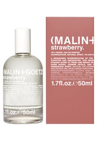 Durchsichtige Glasflasche mit einem weißen Deckel, die eine klare Flüssigkeit enthält. Begleitet von einer pinken Box mit fettem weißen Text und Duftdetails.