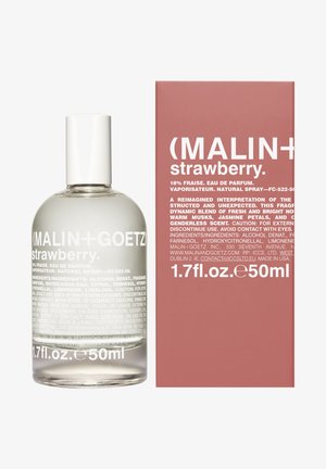 Durchsichtige Glasflasche mit einem weißen Deckel, die eine klare Flüssigkeit enthält. Begleitet von einer pinken Box mit fettem weißen Text und Duftdetails.