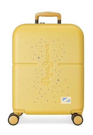 Maleta rígida amarilla con cuatro ruedas, logo en relieve de "Pepe Jeans" y pequeños diseños de estrellas dispersas en la parte frontal.