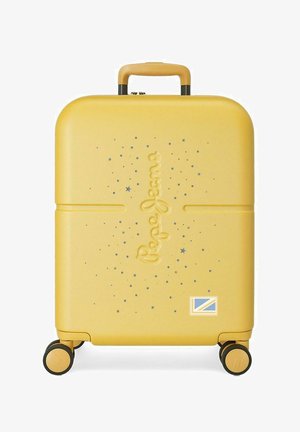 Maleta rígida amarilla con cuatro ruedas, logo en relieve de "Pepe Jeans" y pequeños diseños de estrellas dispersas en la parte frontal.