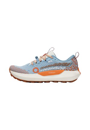 Zapatilla de trail running en azul claro y naranja con parte superior estampada, suela blanca gruesa y detalles naranja, mostrada de perfil.