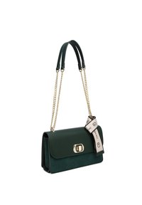 Borsa a tracolla verde in pelle con chiusura in oro, catena e manico in pelle, e un nastro decorativo attaccato al manico.