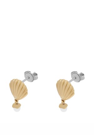 Gouden oorbellen in schelpvorm met geribbelde textuur, voorzien van een zilveren steker en een klein wit parelaccent eronder.