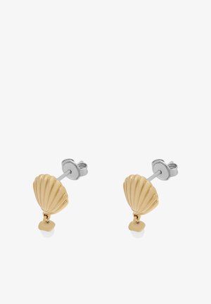 Kultaiset, simpukanmuotoiset korvakorut, joissa on uurrettu pinta, hopeinen kiinnitys ja pieni valkoinen helmikoriste alapuolella.