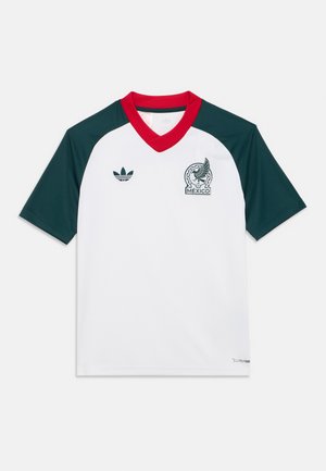 Meeste jalgpallisärk, millel on valge keha, rohelised varrukad, punane krae ja rinnal Mehhiko embleem. Valmistatud hingavast kangast.