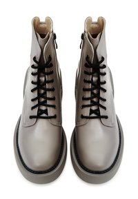 Grijze leren enkellaarzen met zwarte veters, zijritsen, ronde neus en een getextureerde grijze rubberen zool. Versterkte stiksels langs de naden.