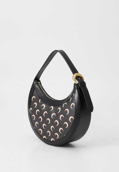 Bolso de cuero negro con un patrón de luna creciente en rosa pálido. Forma redondeada con un acento de hardware en tono dorado en la correa.