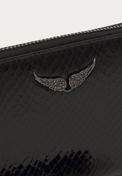 Mustan patentinahkainen clutch-laukku, jossa on tekstuuriltaan käärmeennahkaa muistuttava kuvio, ja vetoketjun ympärillä on koristeellinen hopeanvärinen siipimäinen koru.