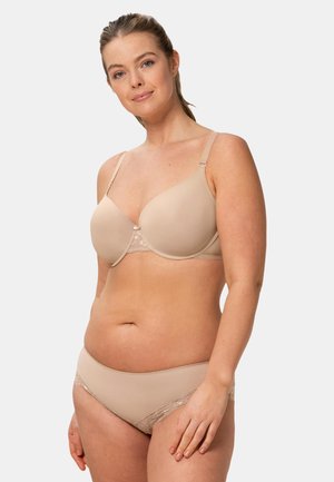 Beige bh en bijpassende slipset met gladde stof, kanten accenten, gevormde cups, verstelbare bandjes en een klassieke slipstijl.