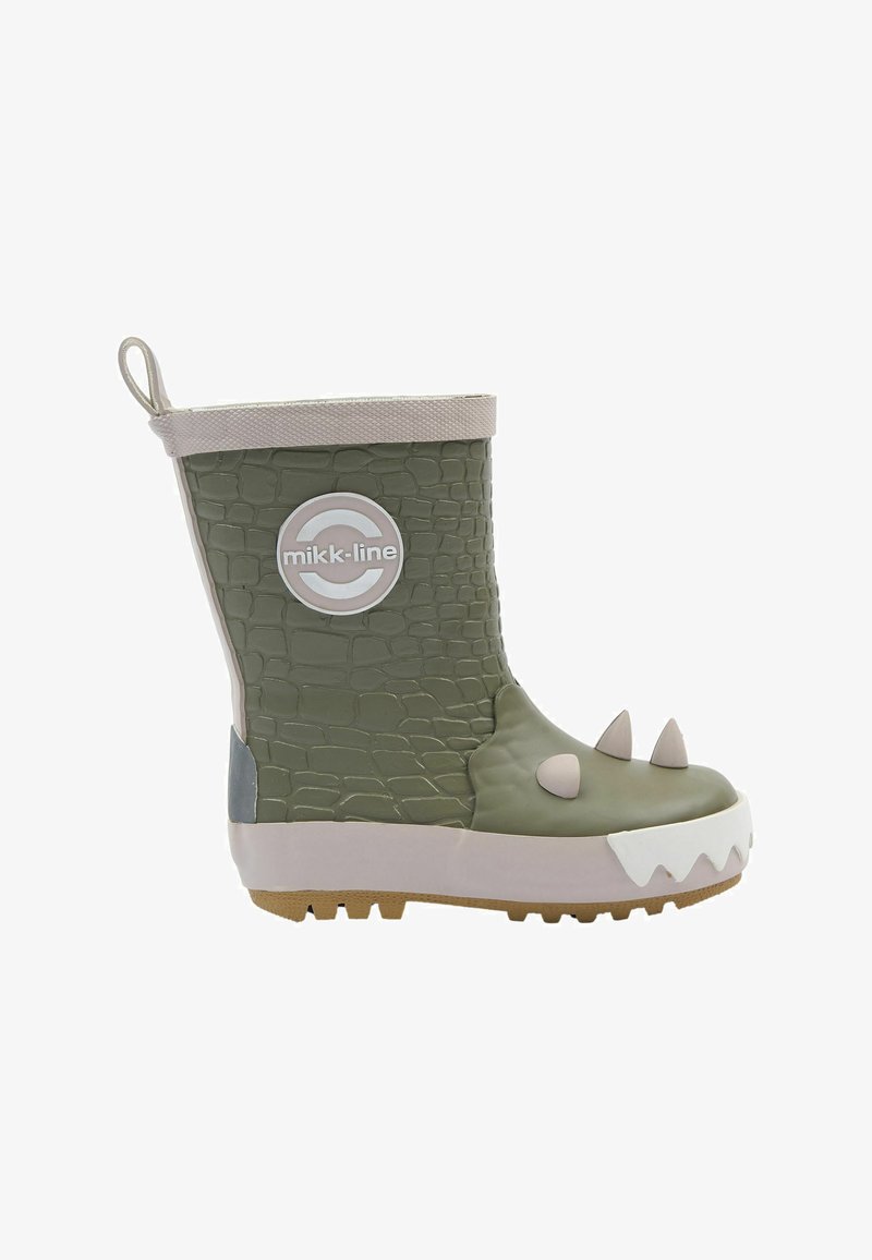 Botte de pluie pour enfants en caoutchouc vert avec texture crocodile, accents en forme de crocs blancs, bordure beige et logo circulaire de la marque.