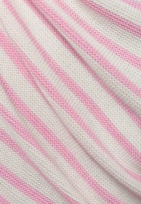 Gebreide stof met witte en roze horizontale strepen, die een gestructureerd patroon laat zien met een zachte, flexibele val.