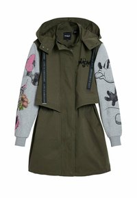 Veste vert olive avec capuche, manches grises ornées de Mickey Mouse et d'un design floral, poches avant, et sangles imprimées avec le texte "LA VIE EST GÉNIALE".