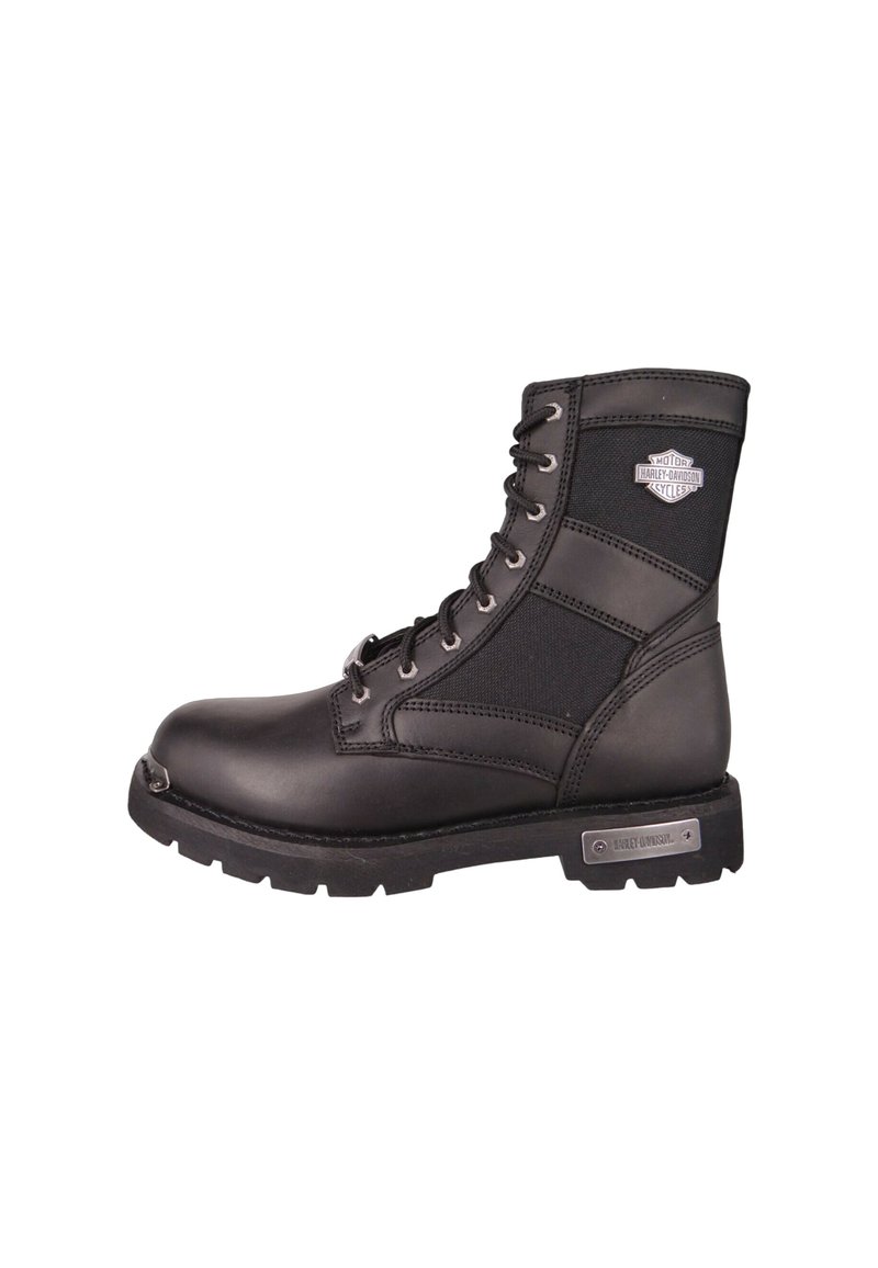 Bota de cuero negro con cordones y suela de goma, puntera reforzada, detalles en panel de nailon y acento de logo metálico. La altura llega a la mitad de la pantorrilla.