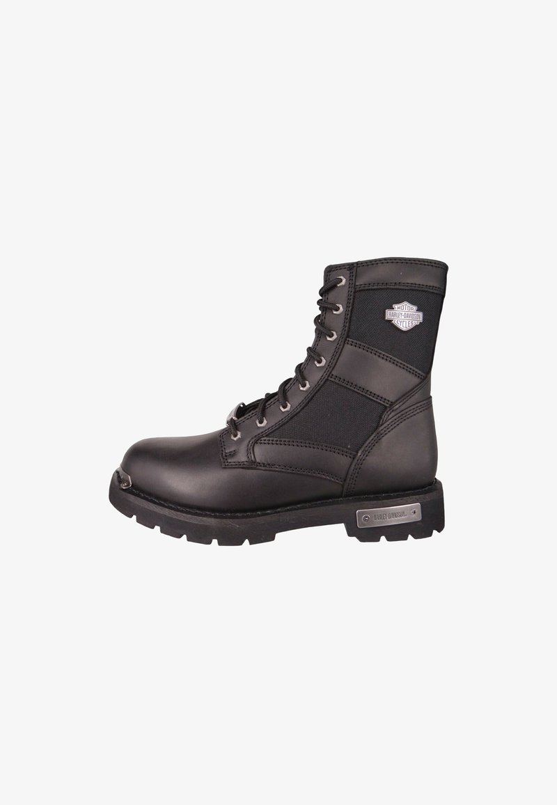 Czarne skórzane buty z wiązaniem, z gumową podeszwą, wzmocnionym palcem, detalami z nylonu i metalowym akcentem logo. Wysokość sięga do połowy łydki.