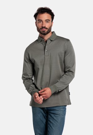 Olijfgroene longsleeve polo, gemaakt van een zachte, ademende stof. Voorzien van een klassieke kraag en een drieknoopsluiting, met ribgebreide manchetten.