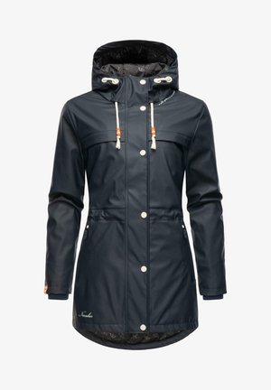 Giacca impermeabile blu navy con cappuccio, bottoni a pressione e cordini. Presenta due tasche sul petto e un motivo interno a contrasto.