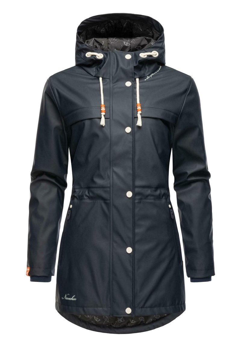 Giacca impermeabile blu navy con cappuccio, bottoni a pressione e cordini. Presenta due tasche sul petto e un motivo interno a contrasto.