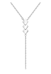 Sølvvedhængs halskæde med tre diamantformede elementer, forbundet af en fin kæde, der har et lariat-design med en hængende kædeforlængelse.