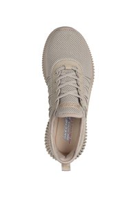 Beige mesh-sneaker med rund tå, teksturert overflate, fleksibel såle og snøring. Har polstret innside og logo på innersålen.