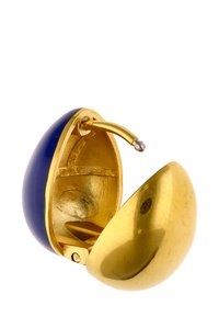 Złote i niebieskie kolczyki w kształcie obręczy z zawiasem, charakteryzujące się gładką, błyszczącą powierzchnią. Wnętrze jest metaliczne z gładkim wykończeniem.