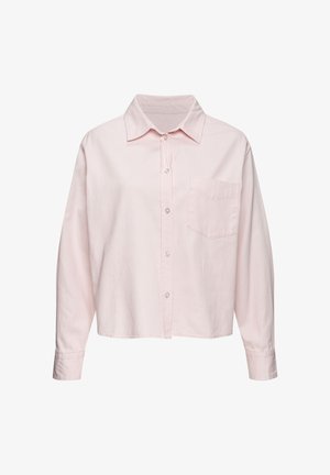 Hellrosa langärmliges Hemd mit Knöpfen, Kragen und Brusttasche, vor weißem Hintergrund präsentiert.