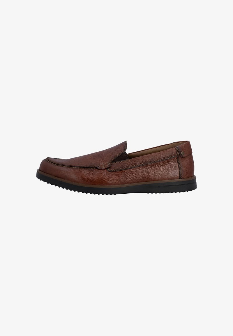 Mocassin en cuir marron à enfiler avec semelle en caoutchouc noire et détails discrets de couture, vue de côté sur fond blanc.