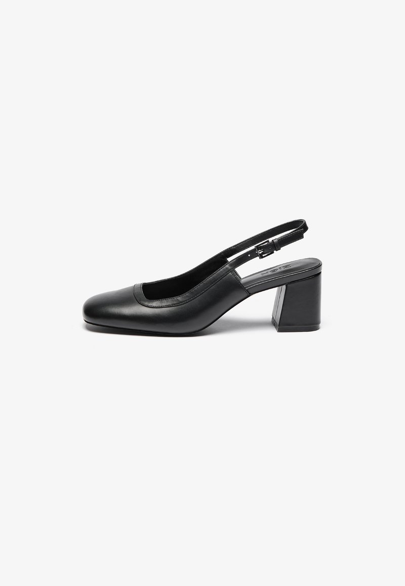 Czarne skórzane buty na platformie z kwadratowym noskiem, niskim blokowym obcasem i regulowanym paskiem. Gładka tekstura i minimalistyczny design.