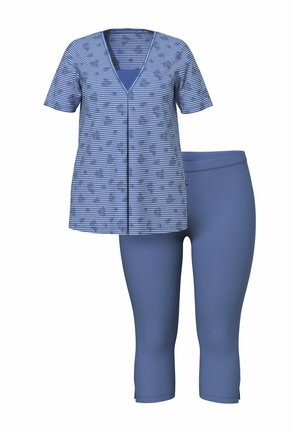 Conjunto de ropa deportiva azul que presenta una parte superior de rayas con escote en V y mangas cortas, combinado con leggins capri azules sólidos.