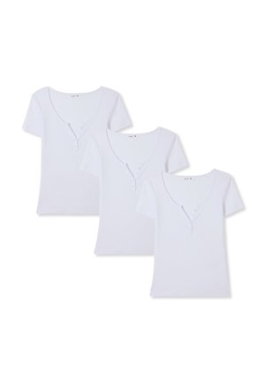 Tre magliette bianche a maniche corte presentano un design a V con una chiusura a bottoni, realizzate in un tessuto liscio con una texture leggera.