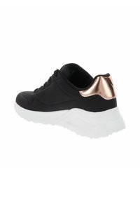 Schwarzer Sportschuh mit strukturierter Oberfläche, einer weißen Sohle und einem glänzenden roségoldenen Akzent an der Ferse. Verfügt über ein schnürbares Design und einen gepolsterten Kragen.