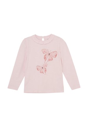 Langärmliges, hellrosa Shirt mit Rüschenausschnitt und Schmetterlingsdruck in sanftem Rosa und Weiß. Gegenüber des Rückens befindet sich ein Schlüssellochverschluss.