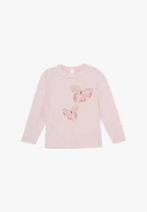 Langärmliges, hellrosa Shirt mit Rüschenausschnitt und Schmetterlingsdruck in sanftem Rosa und Weiß. Gegenüber des Rückens befindet sich ein Schlüssellochverschluss.