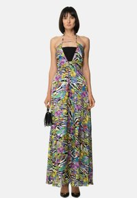 Abito maxi con una stampa floreale e zebratica colorata, caratterizzato da un collo all'americana, corpino aderente e gonna fluente. Accento con borsa nera.